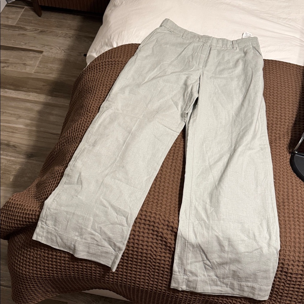 Abercrombie & Fitch light grayish green wide leg linen blend pant. NWT medium